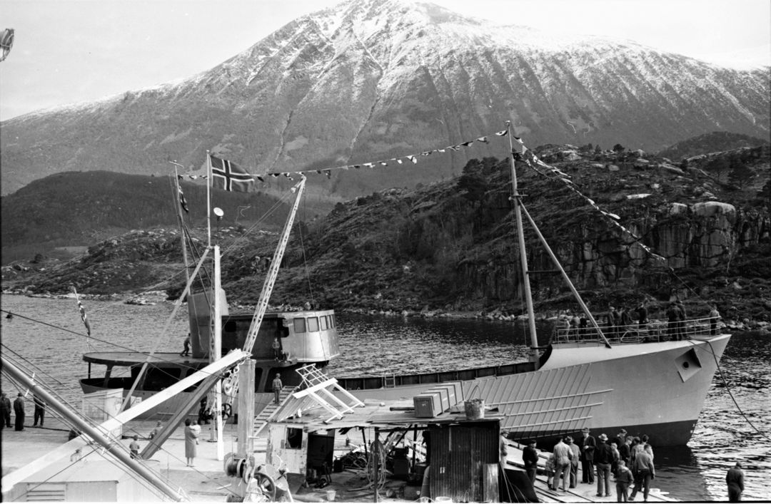 1960, sjósetning í Brattvåg, Noregi - Ólafur Magnússson EA 250 (5)