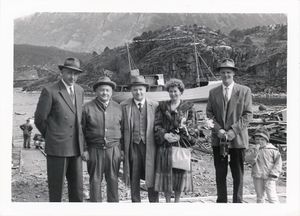 1960, sjósetning í Brattvåg, Noregi -Valtýr Þorsteinsson fyrir miðju ásamt Norðmönnum (6)