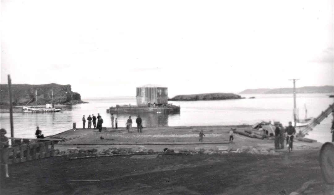 1958, verbúðin áleiðis á nýja staðinn